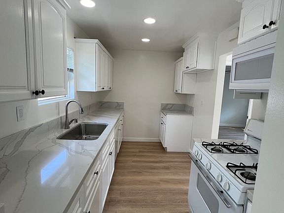 Kitchen. Quartz countertops. Appliances included (No refrigerator)