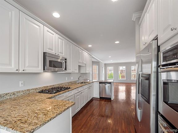 4th image of 502 Graten St