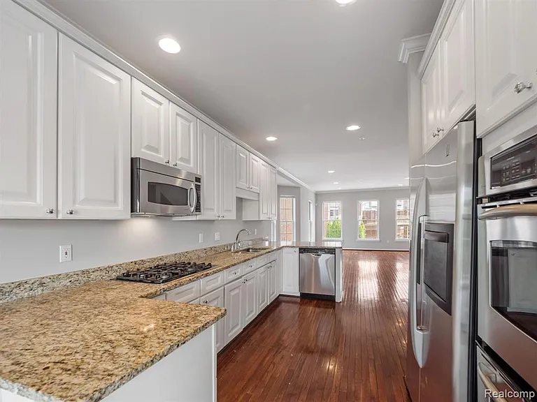 502 Graten St — Photo 5