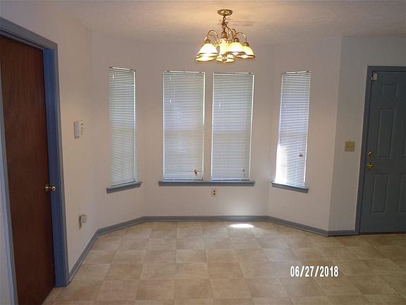 3rd image of 101 Live Oak Dr
