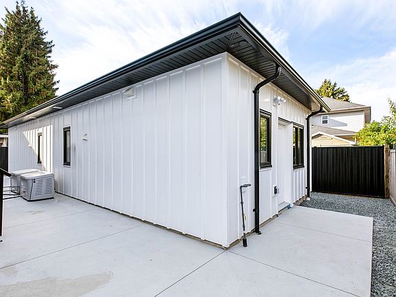 3rd image of 11089 Fuller Cres S