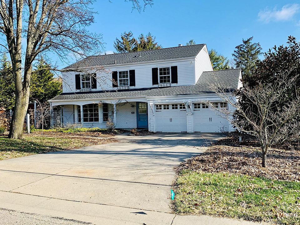 Beautiful wooded, private lot in the heart of Rolling Hills. Large bay windows in every ground floor room including a wonderful 20' x 25' sun-room. Gourmet kitchen and marble luxury master bath.