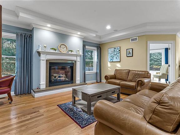 4th image of 95 Crickett Cir