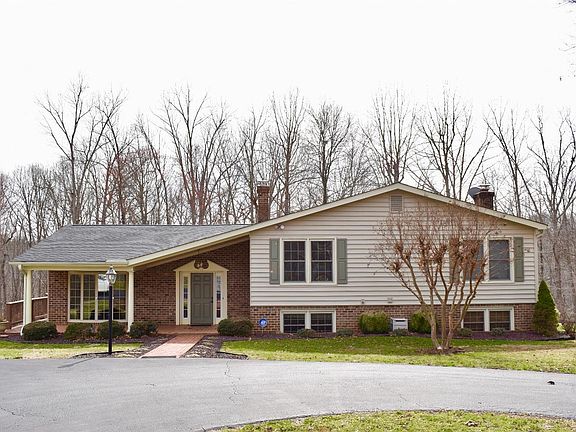 2nd image of 225 Surry Ln