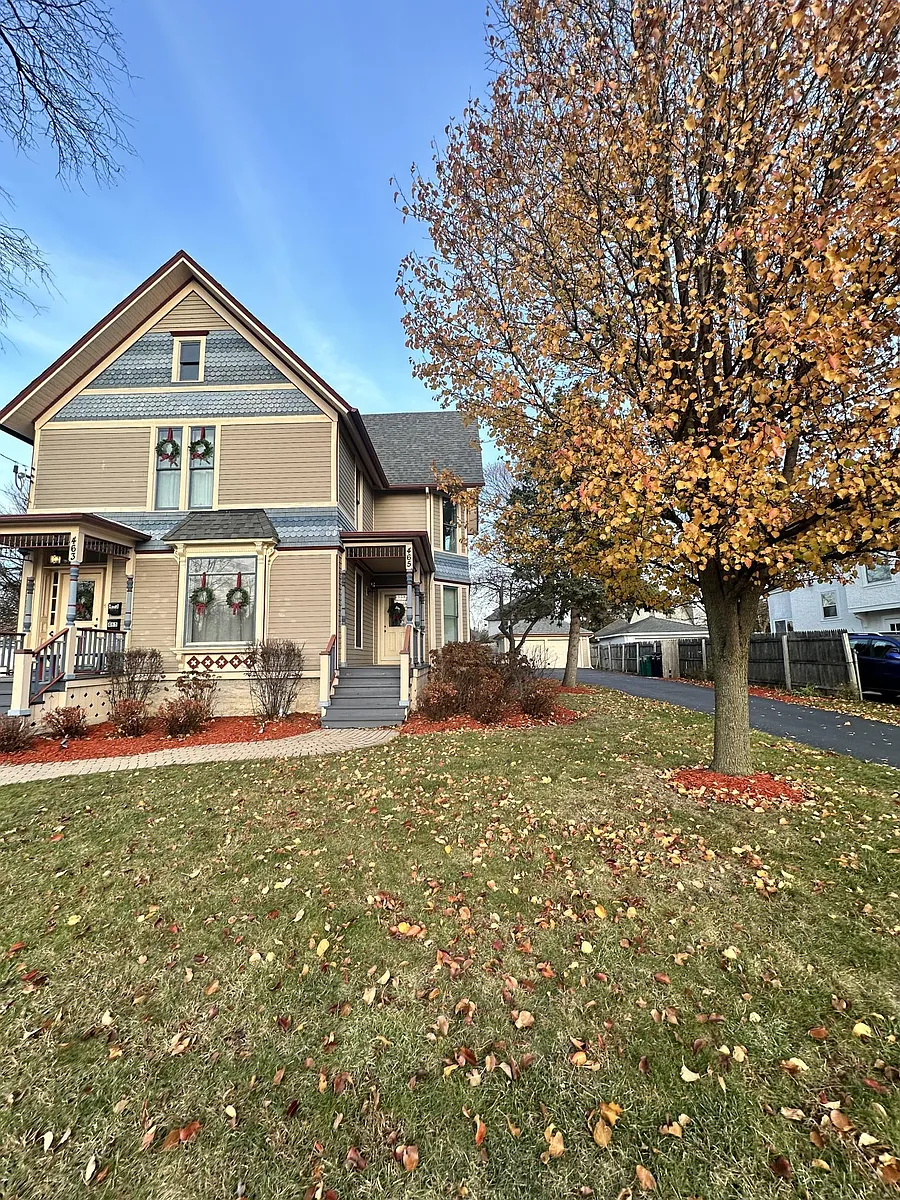 Building Photo - 465 Saint Charles St