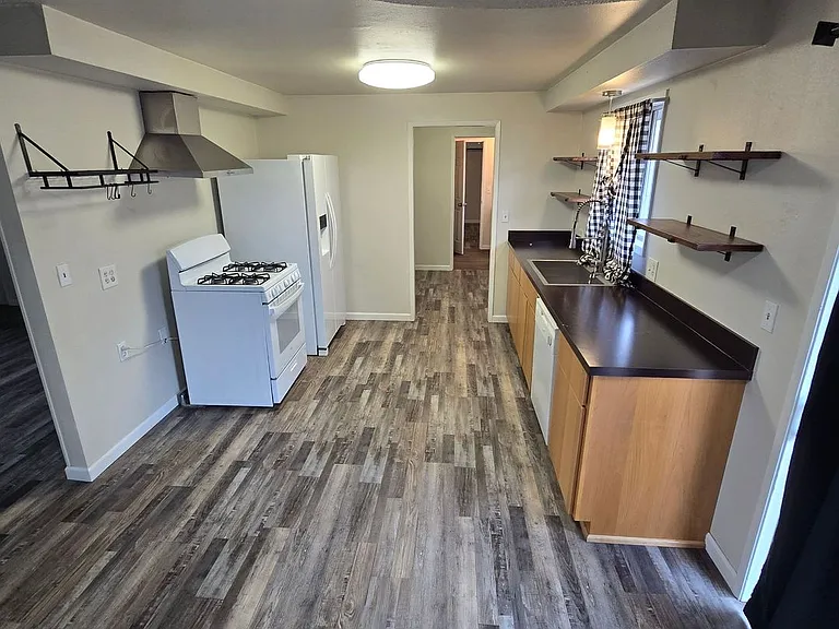 1320 Summers Ln — Photo 3