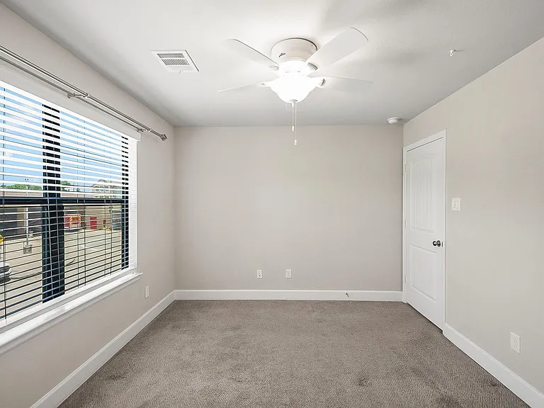 5328 Larkin St — Photo 16