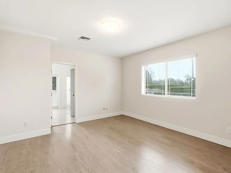 11305 Moorpark St — Photo 13