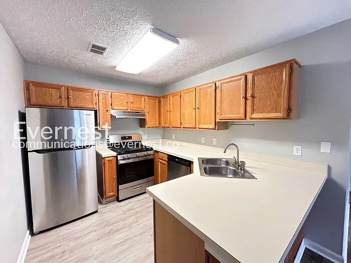 1336 Yorkshire Ln — Photo 5