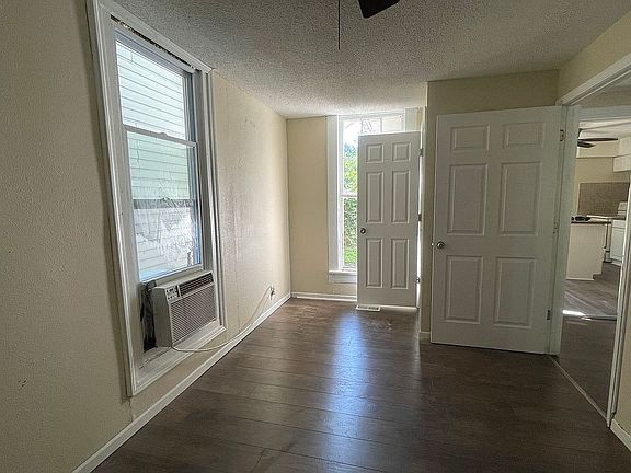 3rd image of 1116 W Delaware St