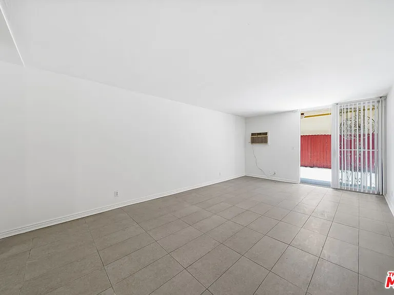 425 S Kenmore Ave #111 — Photo 2