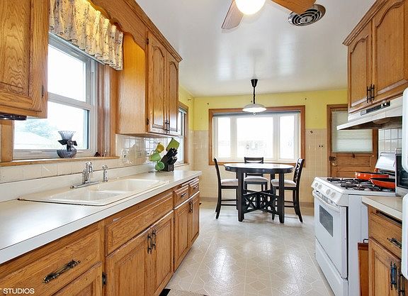 4th image of 6847 W Oakton Ct