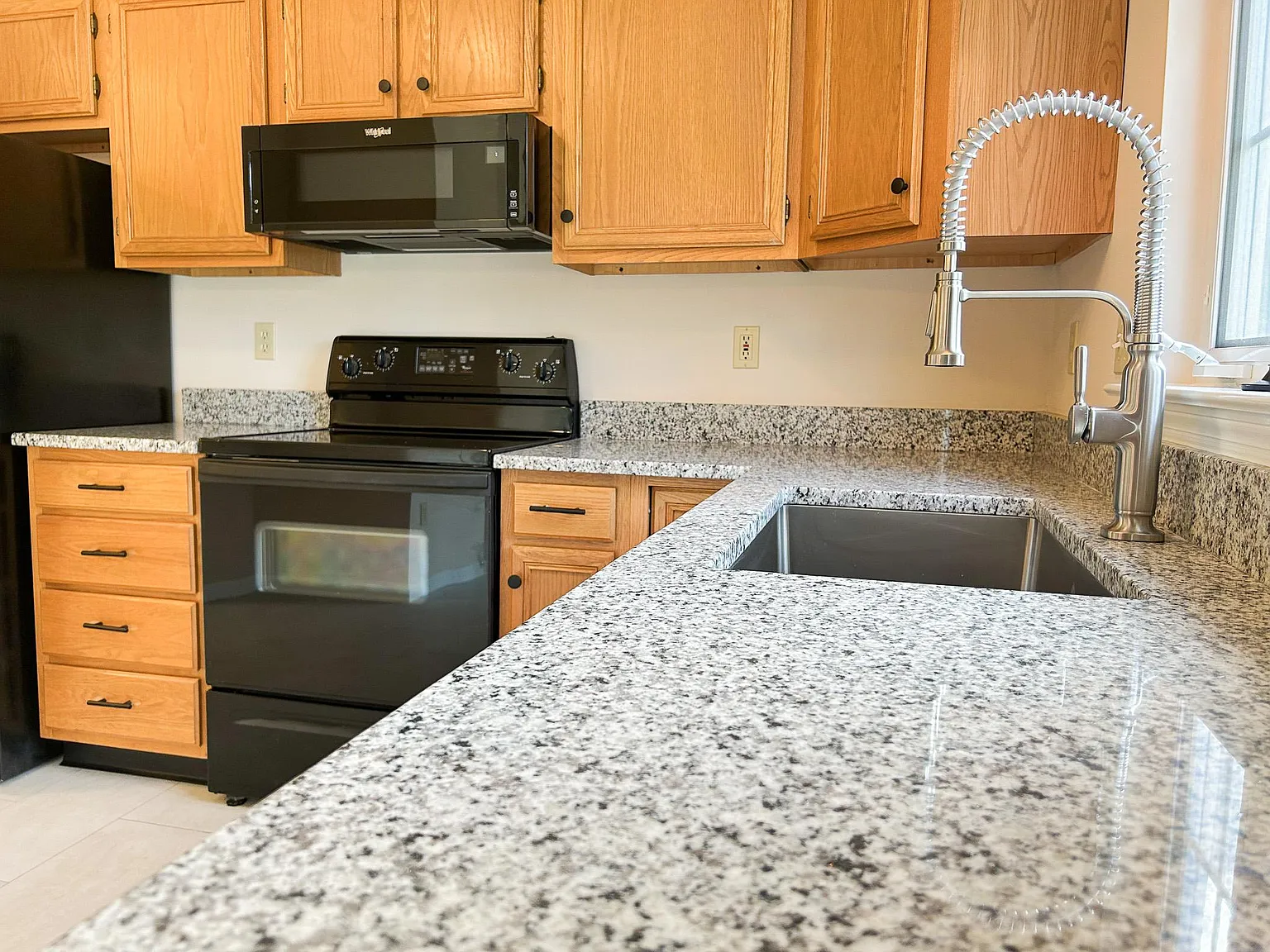 2 bed, 1099 sqft, $1,945 — Photo 2