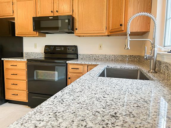 2nd image of 21 Oakgrove Ln
