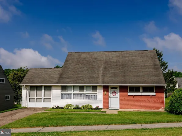 9 Venture Ln, Levittown, PA 19054