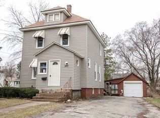 907 Queen Anne St, Woodstock, IL 60098