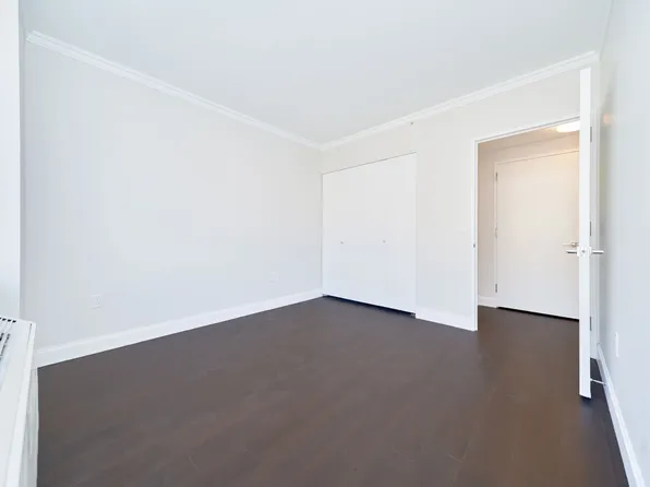 160 Riverside Boulevard image 7 of 9