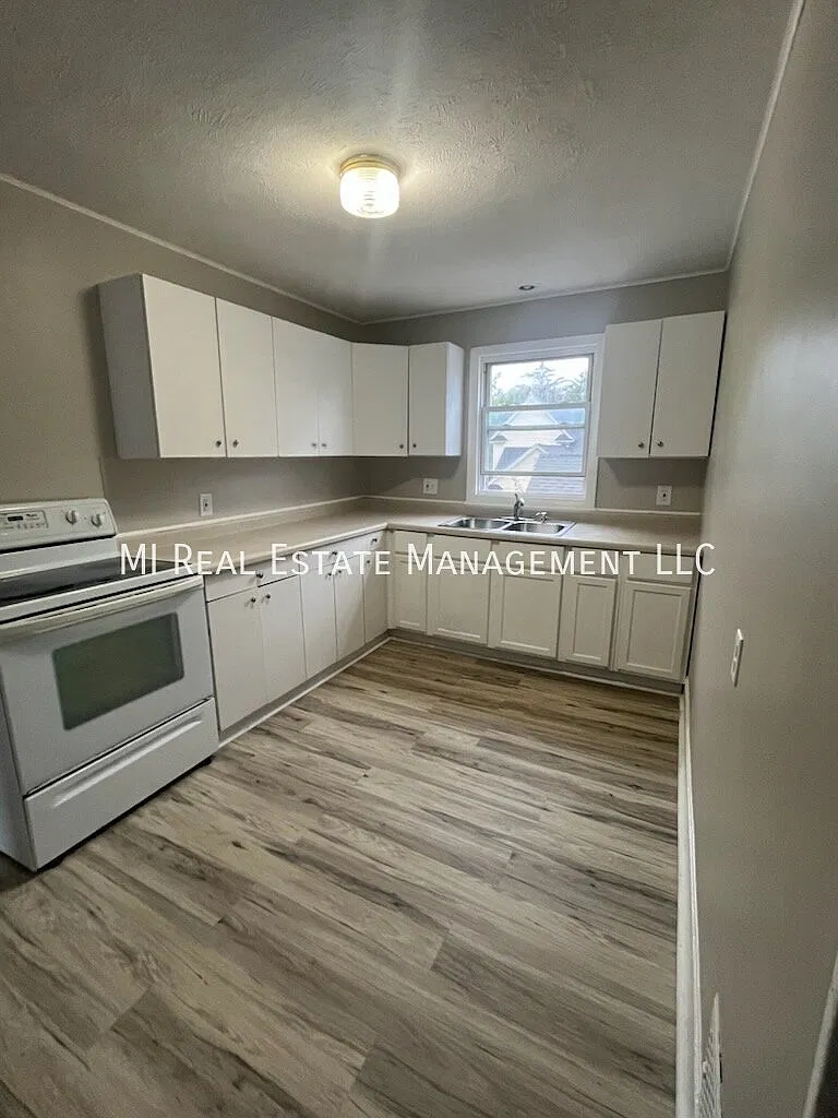 3 bed, 1.0 bath, 1200 sqft, $1,695 — Photo 2