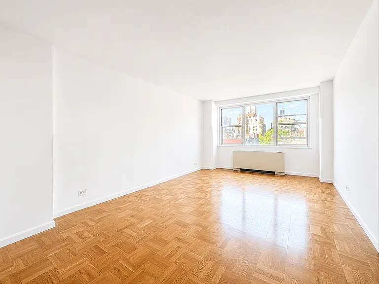 360 W 22nd St #7D — Photo 2