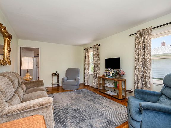 5th image of 60 Carlton Dr