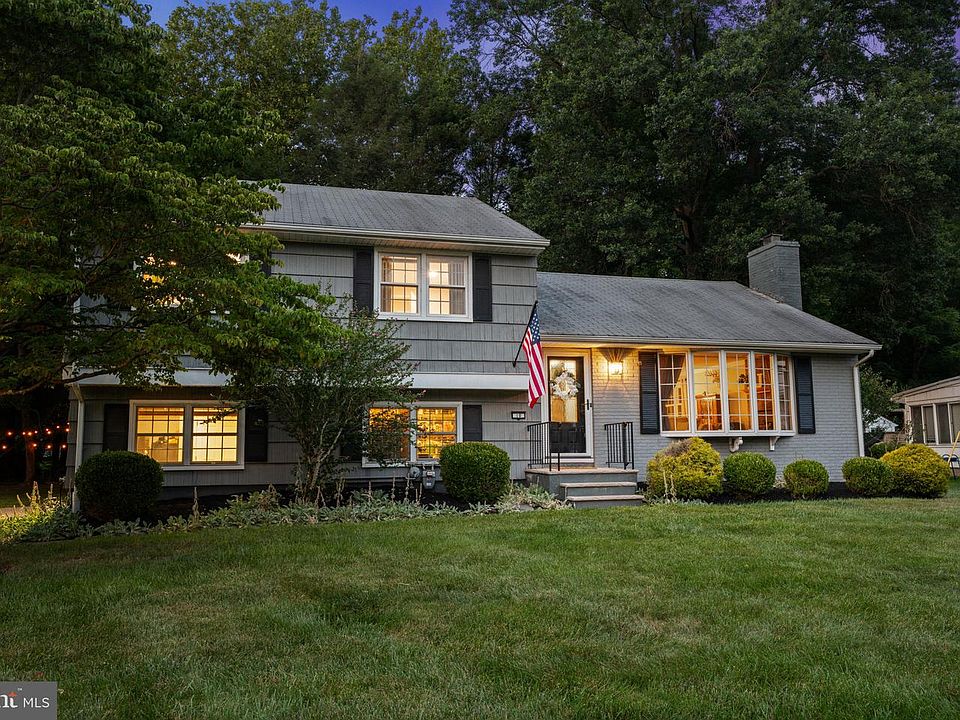1st image of 10 Boxwood Ct