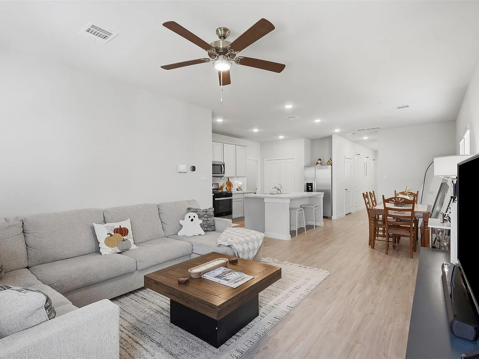 4 bed, 2.5 bath, 1785 sqft, $2,000 — Photo 3