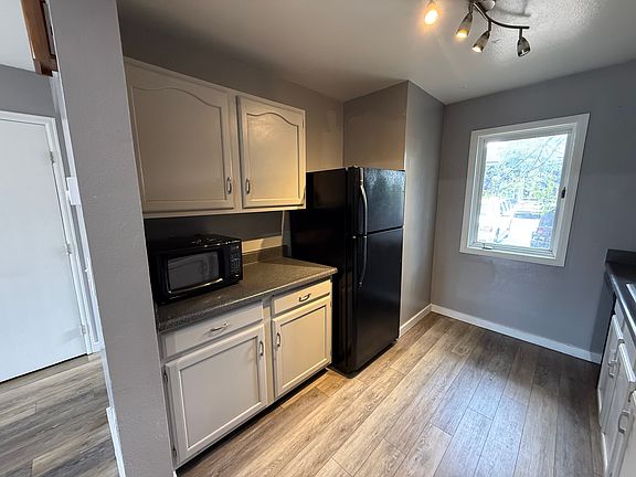 3rd image of 252 Cove Blvd