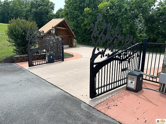 5th image of 10AC Holly Bend Dr