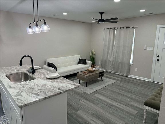 3rd image of 3323 Clark Cir