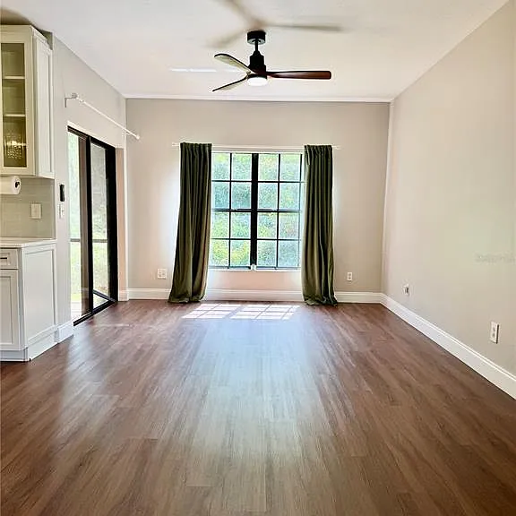 1050 Blackwater Dr — Photo 2