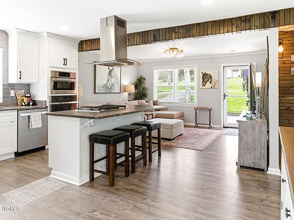 4th image of 1337 Beaver Lake Rd