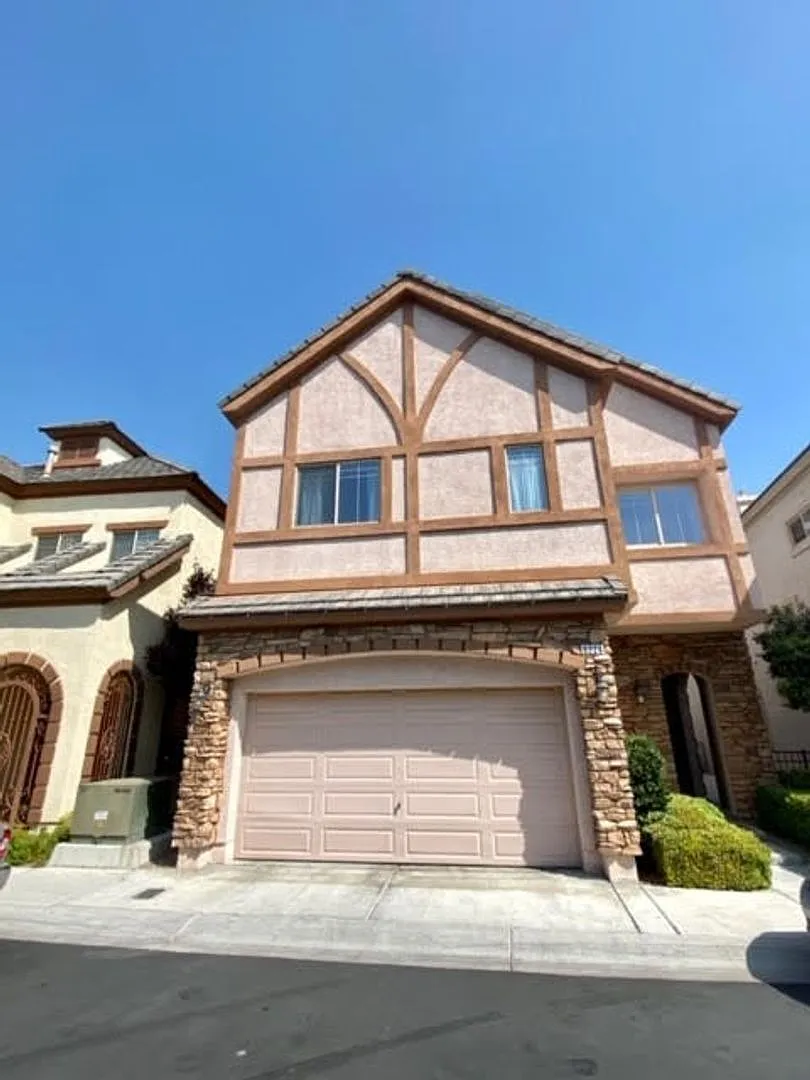 Gated community — Photo 1