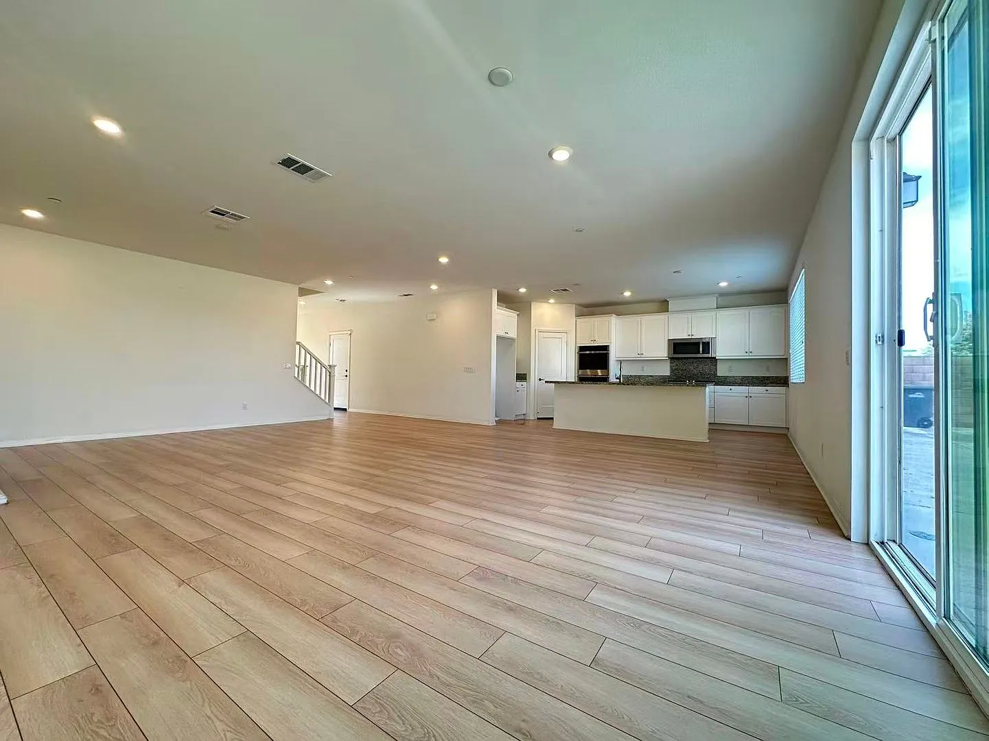 5 Bedroom home for lease in Ontario — Photo 2