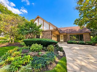 3 Alexandria Dr, Vernon Hills, IL 60061