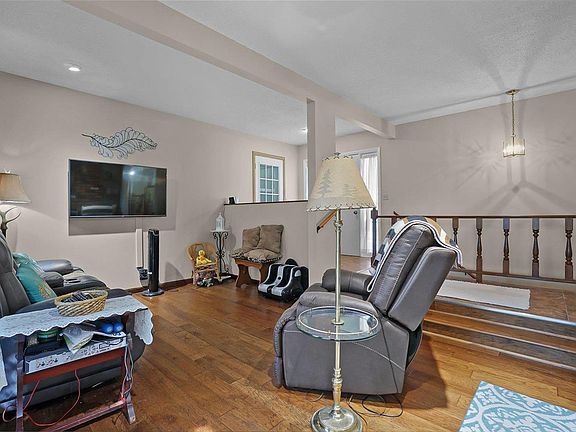 5th image of 116 Melrose St