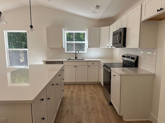 4th image of 162 Frontier Dr
