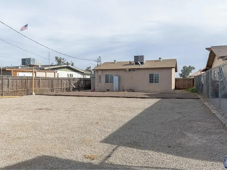 112 S Lake Ave — Photo 2
