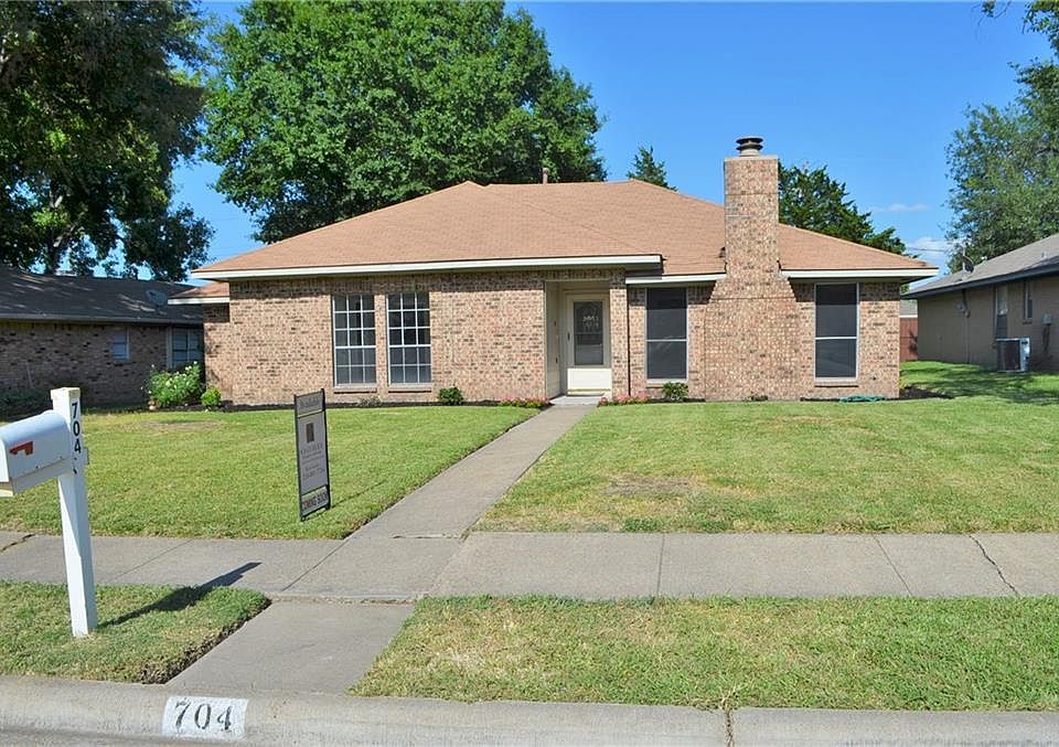 1st image of 704 Robinlynn St