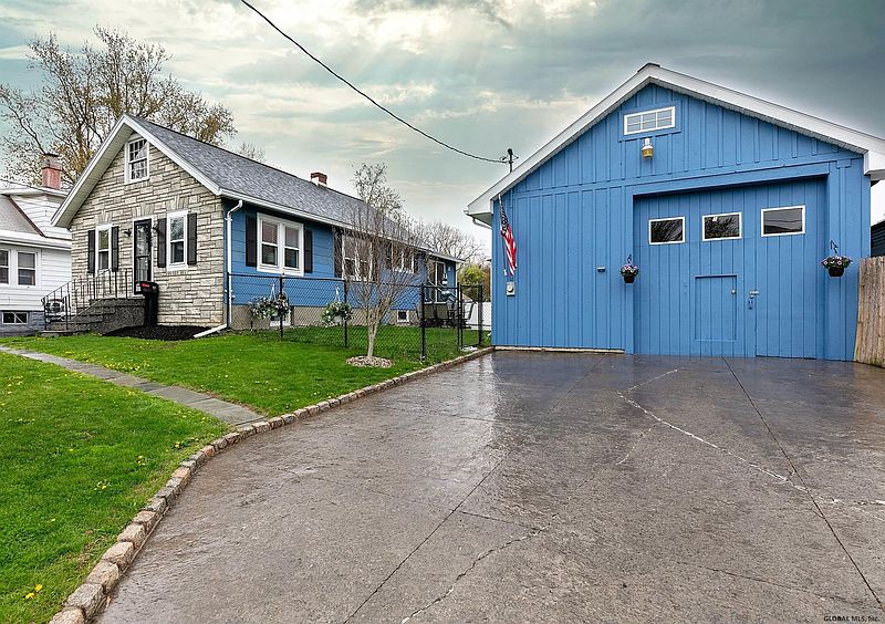 2nd image of 28 ST CLAIR Avenue