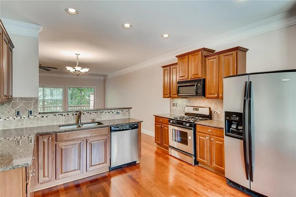 3 bed, 3.5 bath, 2019 sqft, $2,600 — Photo 2