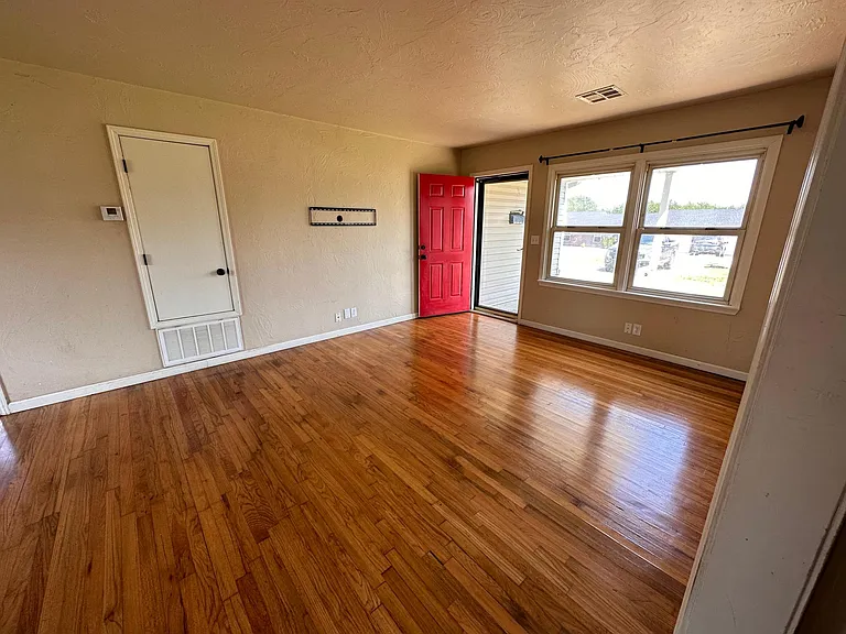 3122 N Beard Ave — Photo 2