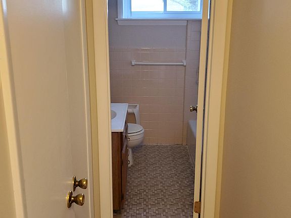 5th image of 725 Sportsman Ln APT A2