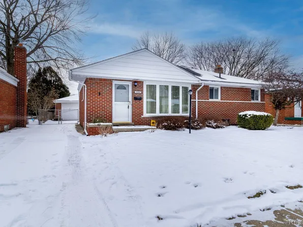 22044 Visnaw St, Saint Clair Shores, MI 48081
