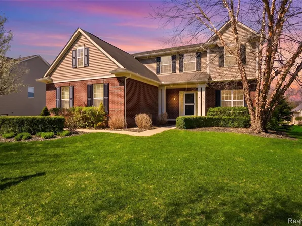 58 Blackberry Dr, White Lake, MI 48386