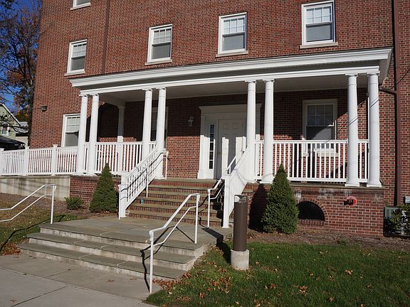 2nd image of 256 Franklin Ave APT 3B