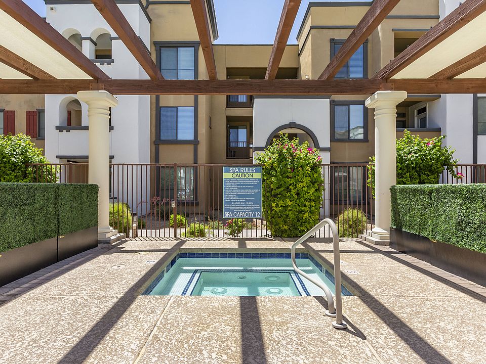 Hot tub at Trevi Apartment Homes
