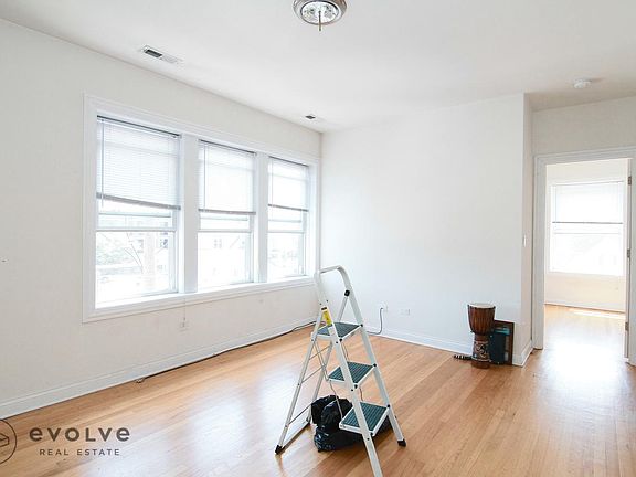 5th image of 2415 W Montrose Ave APT 3
