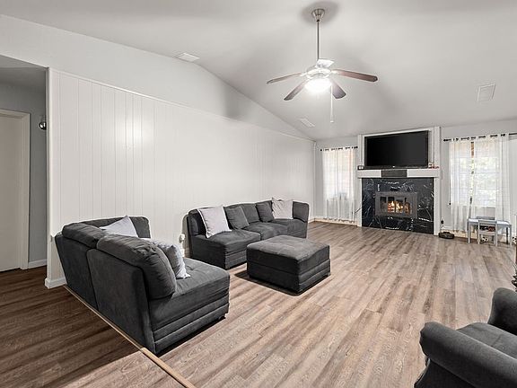 3rd image of 202 Fleetwood Ct