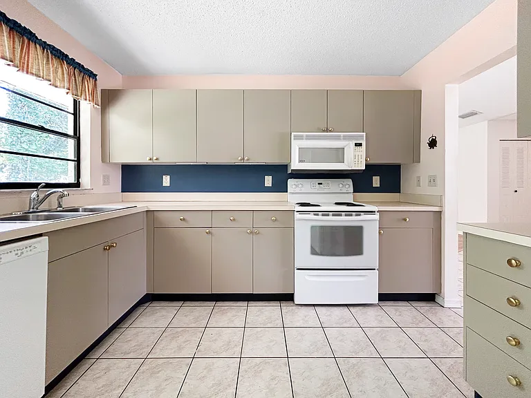 1750 Atrium Dr — Photo 10