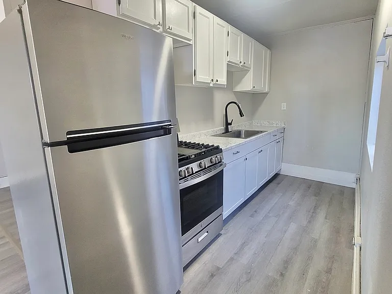 1025 W 17th St — Photo 2
